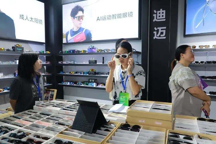 2億元!300余家眼鏡企業吸引全球客商目光 眼鏡銷售迎來全球熱潮